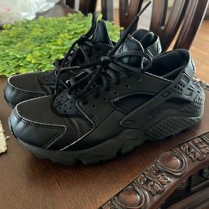 GUC Women’s Nike Huarache Sneakers